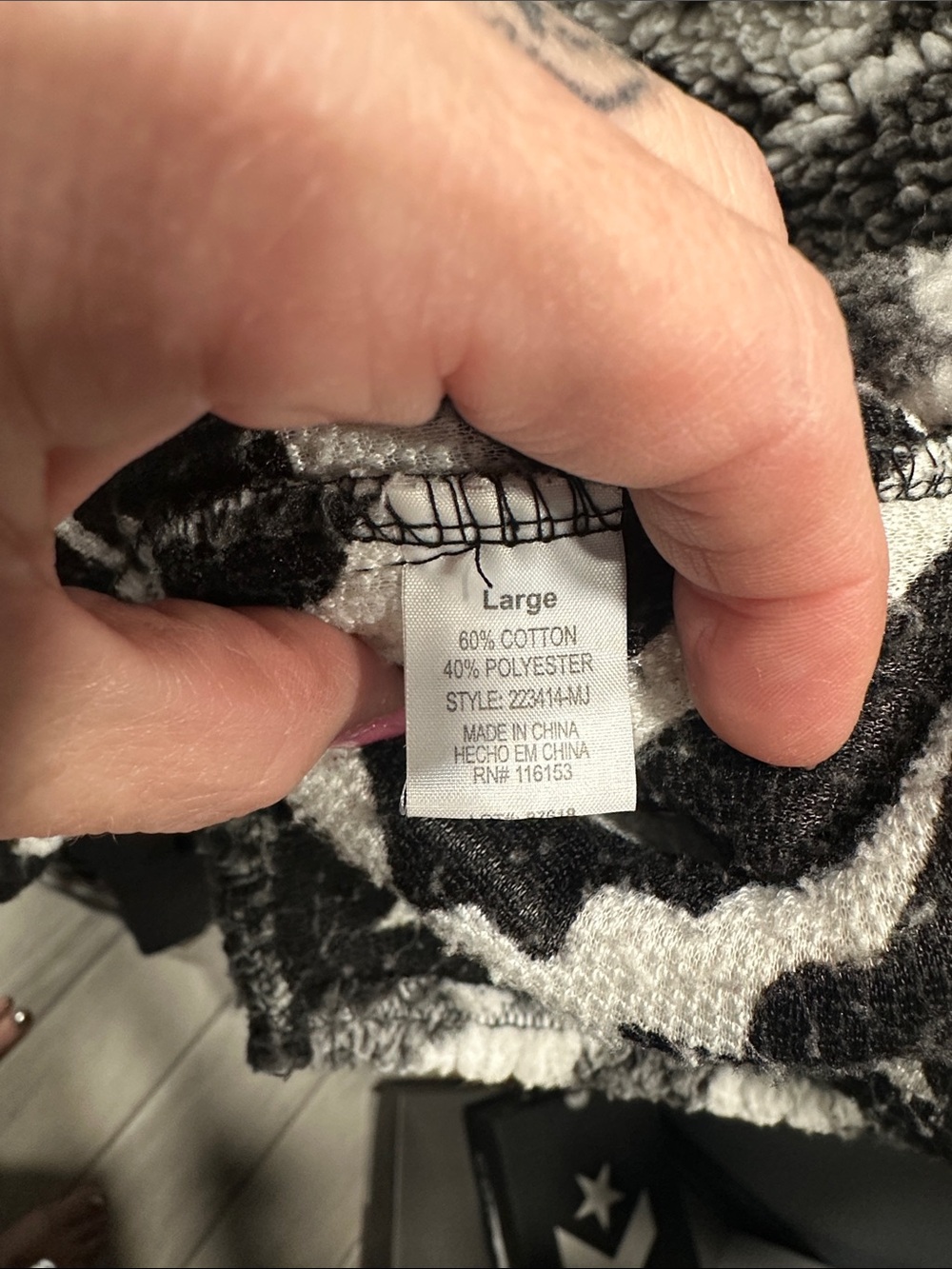 Cozy Black & White Sherpa Pullover Hoodie - Women - Picture 4 of 4
